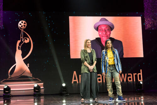 Vera Steimberg and Stacey Morris present Artisan Award with Arsenio Hall