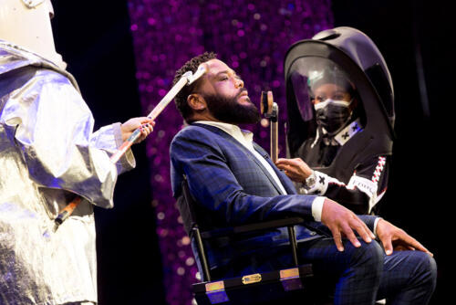 Anthony Anderson gets groomed